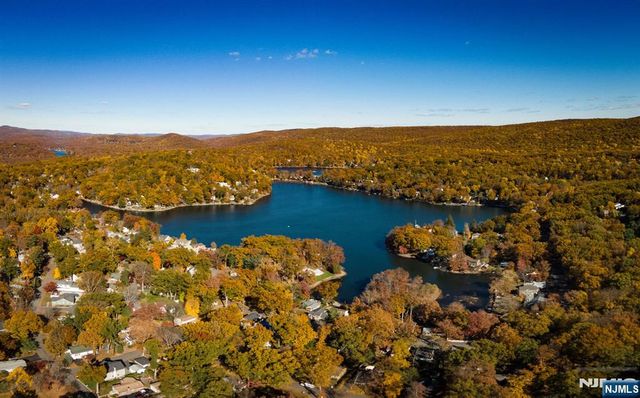 83 Lakeview Avenue, Ringwood, NJ 07456