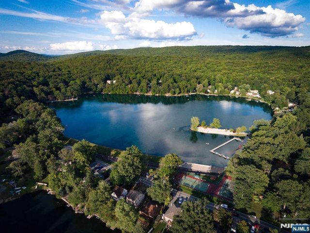 83 Lakeview Avenue, Ringwood, NJ 07456