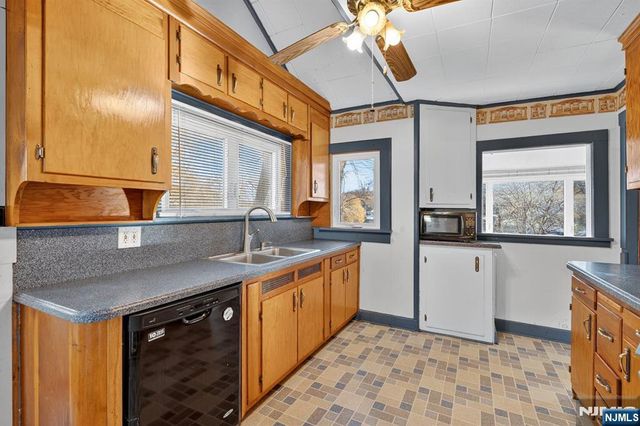 83 Lakeview Avenue, Ringwood, NJ 07456