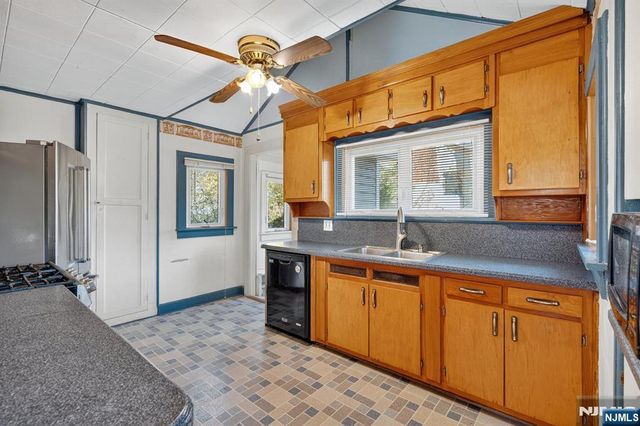 83 Lakeview Avenue, Ringwood, NJ 07456