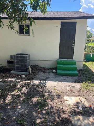 648 W 10th St, Riviera Beach, FL 33404