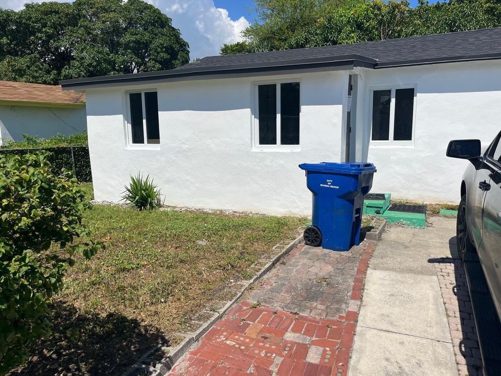 648 W 10th St, Riviera Beach, FL 33404