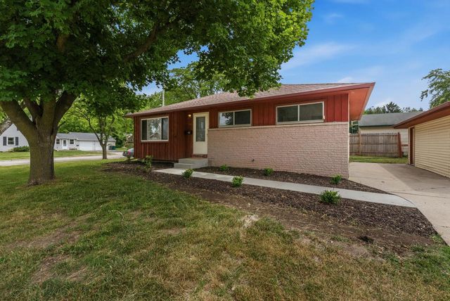 2035 Parkfield DRIVE, West Bend, WI 53090