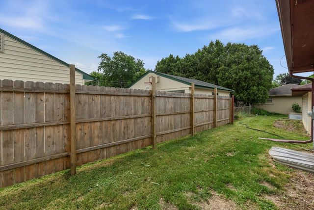 2035 Parkfield DRIVE, West Bend, WI 53090
