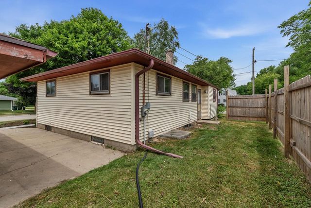 2035 Parkfield DRIVE, West Bend, WI 53090