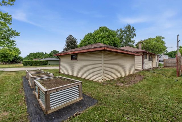 2035 Parkfield DRIVE, West Bend, WI 53090
