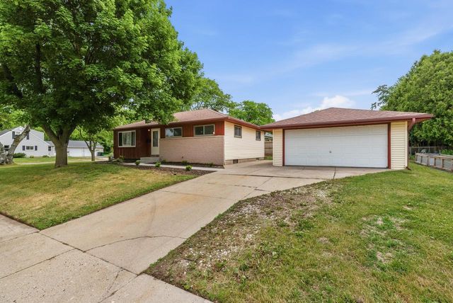 2035 Parkfield DRIVE, West Bend, WI 53090
