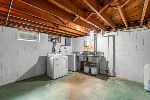 2035 Parkfield DRIVE, West Bend, WI 53090