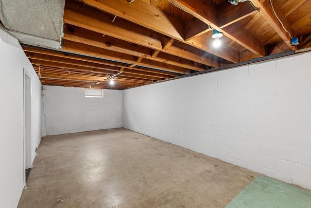 2035 Parkfield DRIVE, West Bend, WI 53090