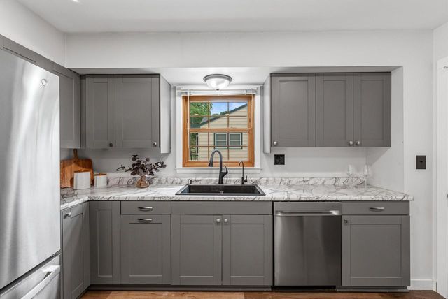 2035 Parkfield DRIVE, West Bend, WI 53090