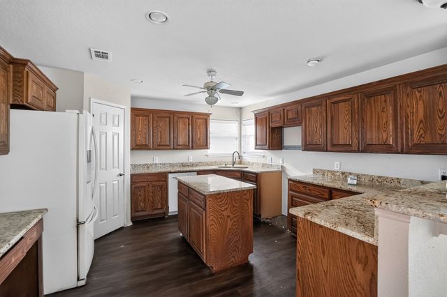 900 Mistflower Avenue, Burleson, TX 76028