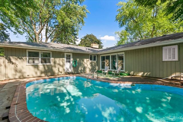 233 Arthur Drive, Woodstock, IL 60098