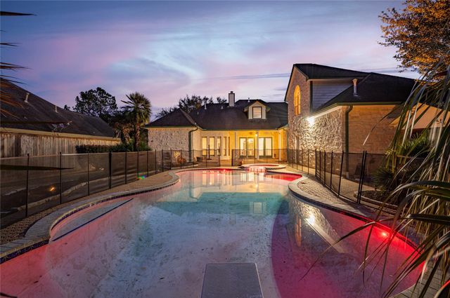 204 Leisure Lane, Friendswood, TX 77546