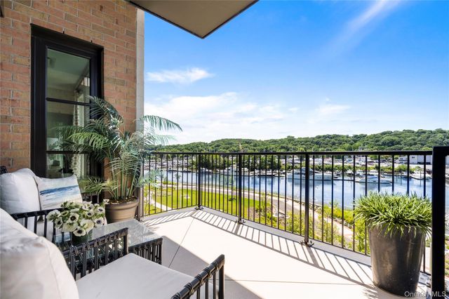 100 Garvies Point Road 1204, Glen Cove, NY 11542