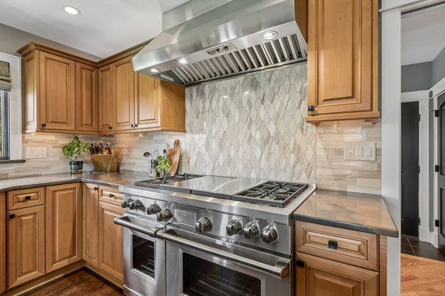 1960 Abbotsford Drive, Inverness, IL 60010