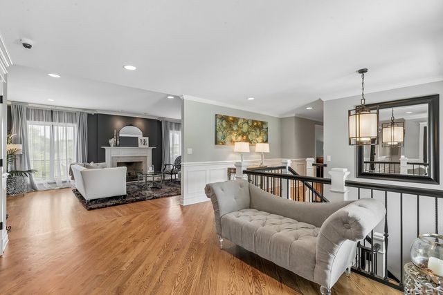 1960 Abbotsford Drive, Inverness, IL 60010