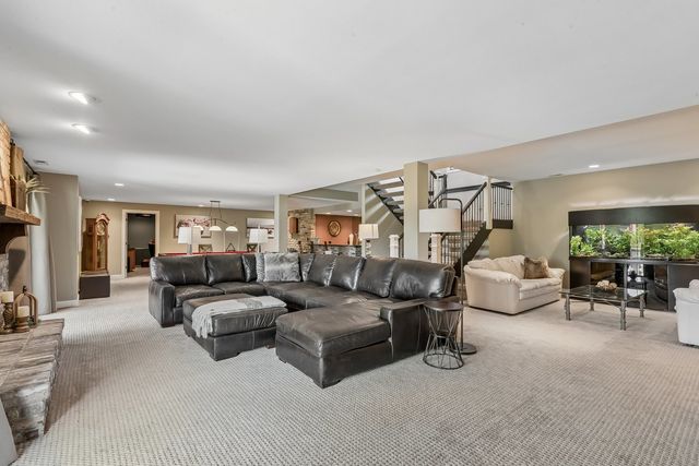 1960 Abbotsford Drive, Inverness, IL 60010