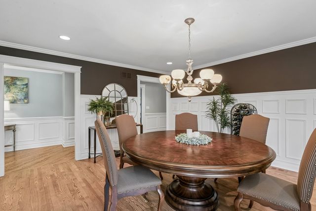1960 Abbotsford Drive, Inverness, IL 60010