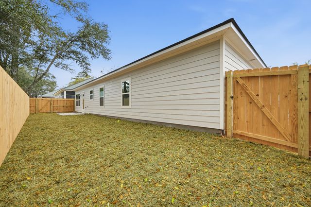 36 Shebbi Lane, Freeport, FL 32439