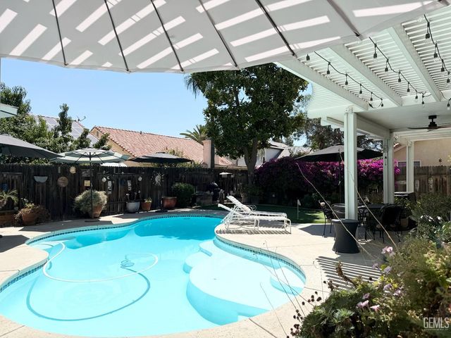 4910 Sanderling Lane, Bakersfield, CA 93312