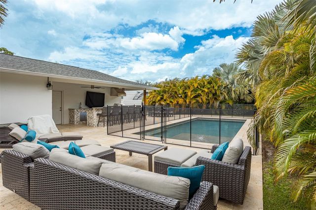 8401 GRANITE PLACE, Tampa, FL 33615