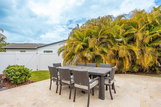 8401 GRANITE PLACE, Tampa, FL 33615