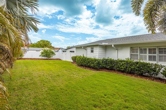 8401 GRANITE PLACE, Tampa, FL 33615