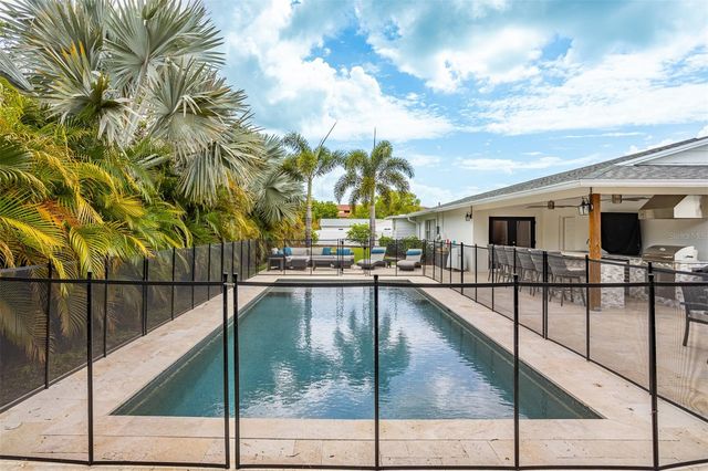 8401 GRANITE PLACE, Tampa, FL 33615