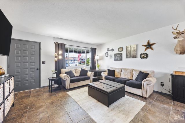 605 Stirrup Avenue, Bakersfield, CA 93307