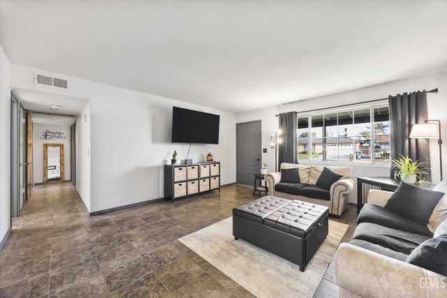 605 Stirrup Avenue, Bakersfield, CA 93307