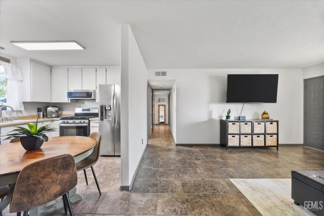 605 Stirrup Avenue, Bakersfield, CA 93307