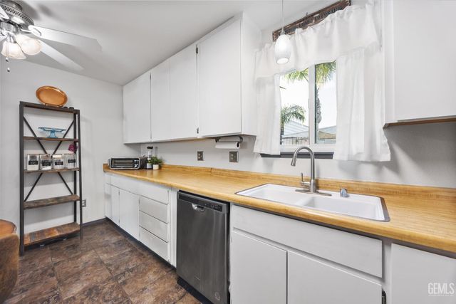 605 Stirrup Avenue, Bakersfield, CA 93307