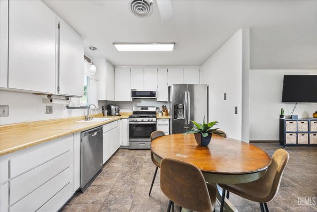 605 Stirrup Avenue, Bakersfield, CA 93307