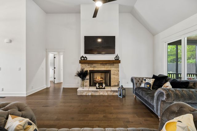 2614 Holly Springs Dr, Murfreesboro, TN 37128