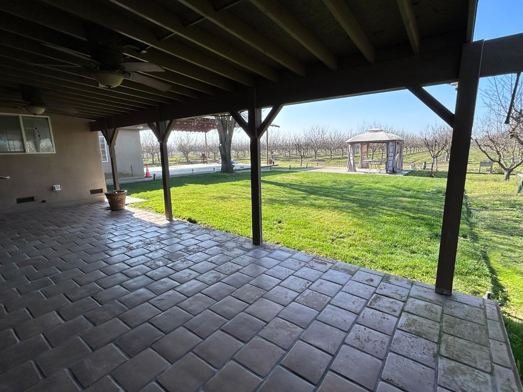 Image 15 of property listing at 10433 S Bethel Avenue, Selma, CA 93662