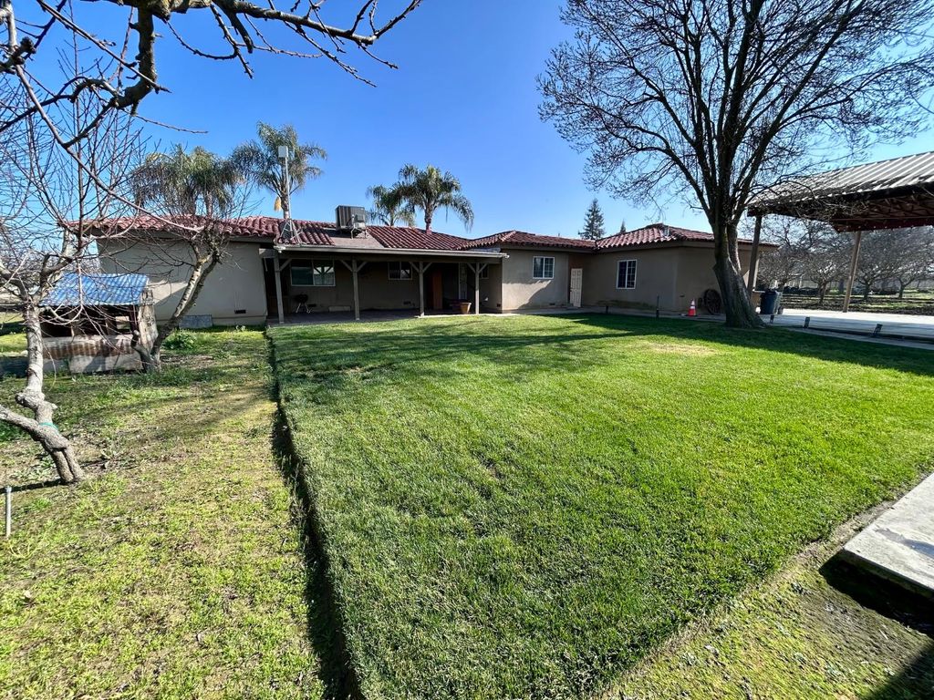 Image 16 of property listing at 10433 S Bethel Avenue, Selma, CA 93662