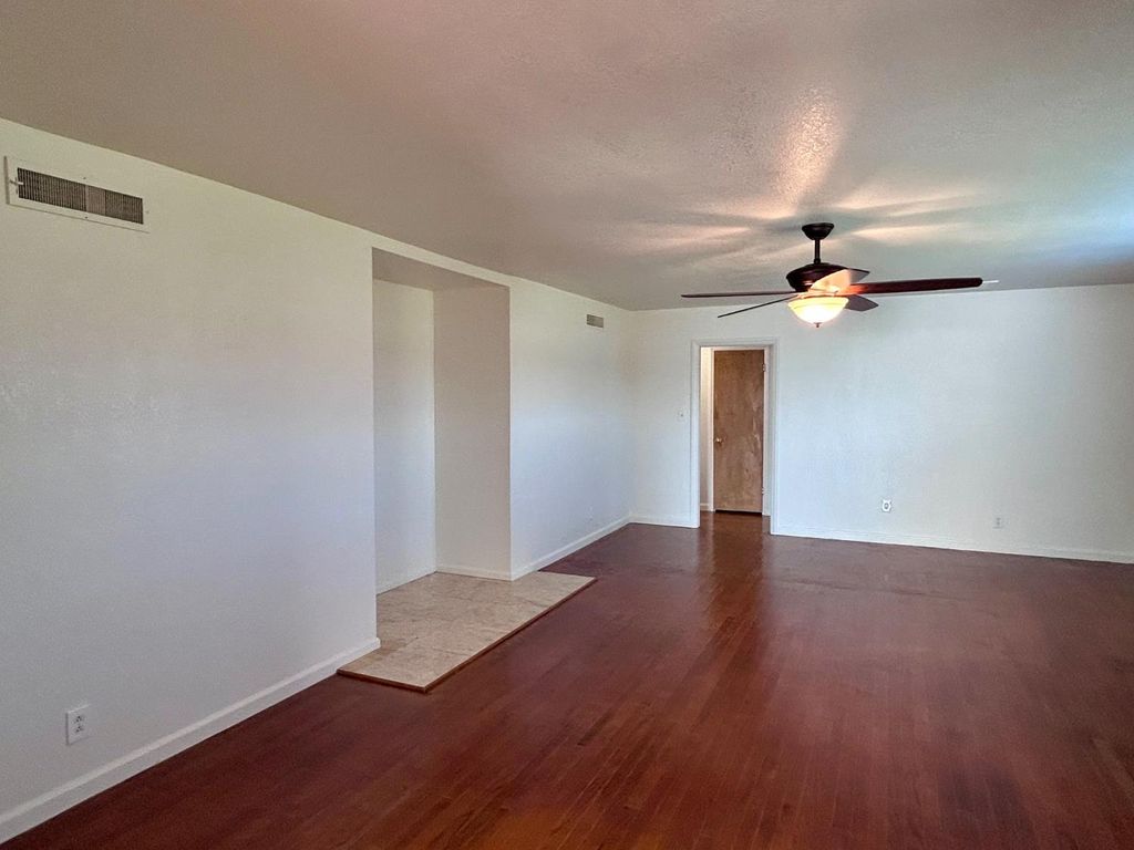 Image 4 of property listing at 10433 S Bethel Avenue, Selma, CA 93662