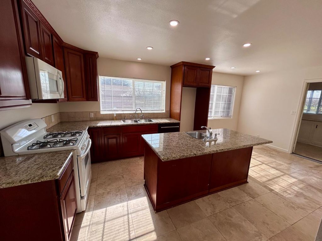 Image 6 of property listing at 10433 S Bethel Avenue, Selma, CA 93662