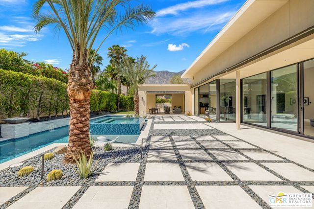 1045 Bella Vista, Palm Springs, CA 92264