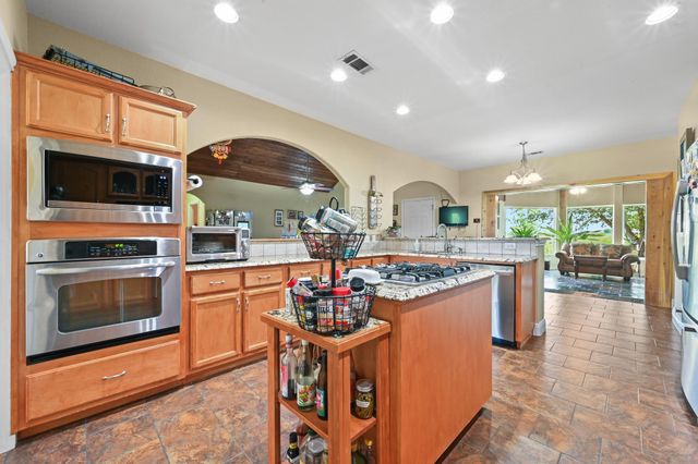 410 Simmons Family Farm RD, Lockhart, TX 78644