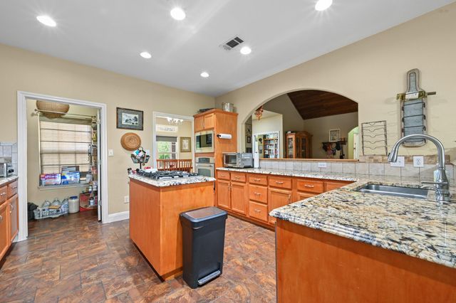 410 Simmons Family Farm RD, Lockhart, TX 78644