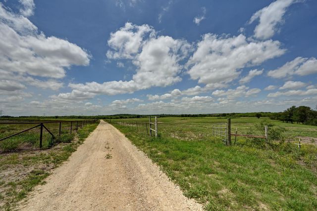 410 Simmons Family Farm RD, Lockhart, TX 78644