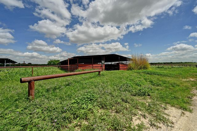410 Simmons Family Farm RD, Lockhart, TX 78644