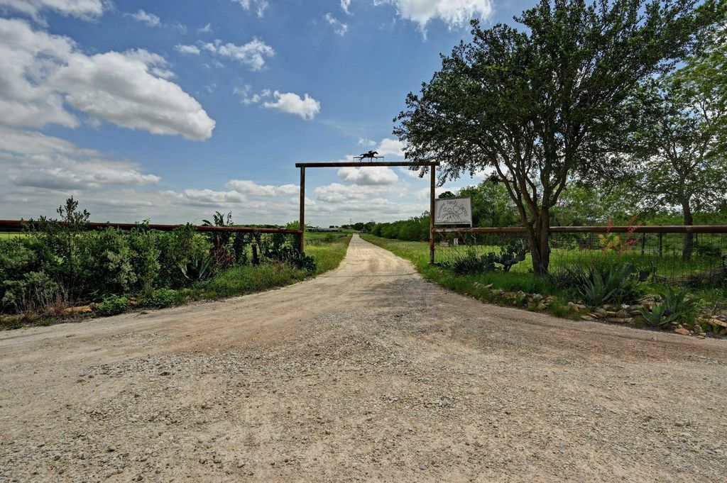 410 Simmons Family Farm RD, Lockhart, TX 78644