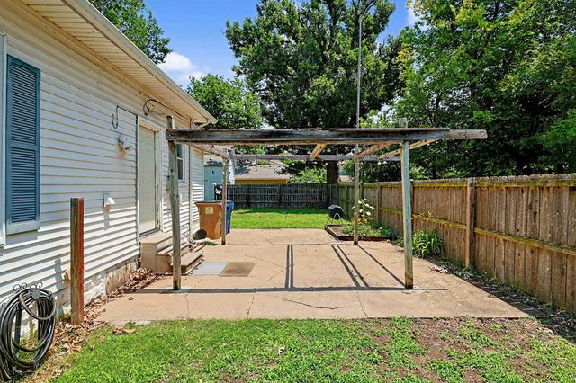 802 N Gilman Ave, Wichita, KS 67203