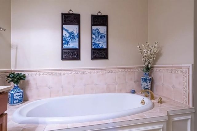 68 Charles Ct 68, Southborough, MA 01772