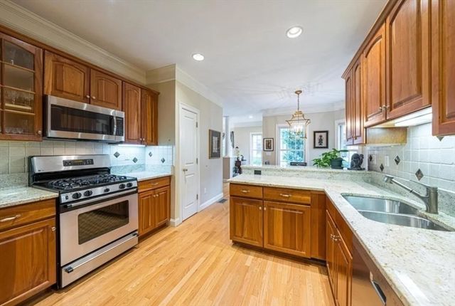 68 Charles Ct 68, Southborough, MA 01772