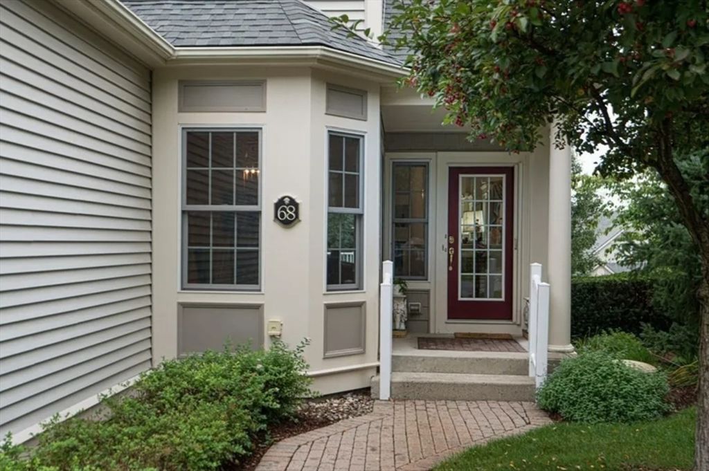 68 Charles Ct 68, Southborough, MA 01772