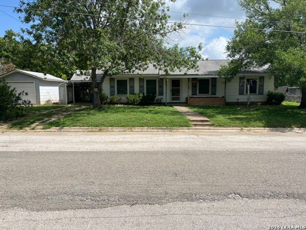 708 Sutton, Pleasanton, TX 78064