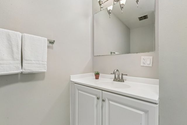 727 S Maple Avenue 102, Oak Park, IL 60304